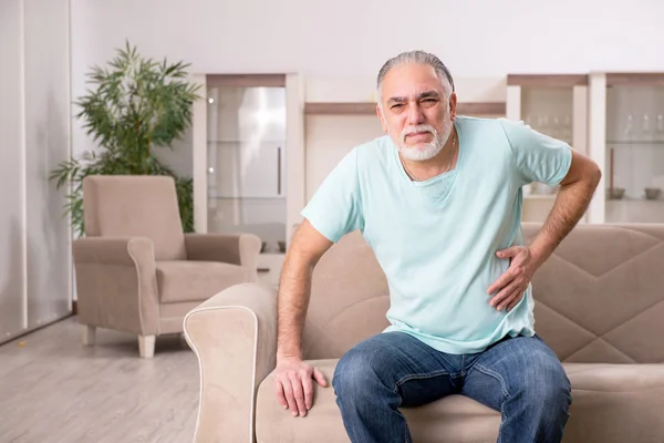 Homem velho barbudo branco que sofre em casa — Fotografia de Stock