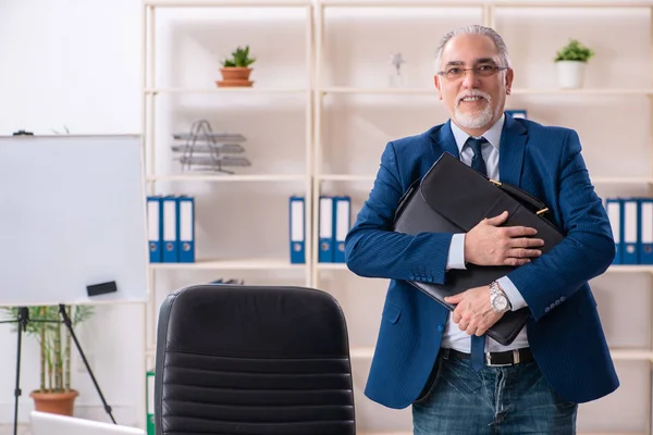 Dipendente di sesso maschile anziano che lavora in ufficio — Foto Stock