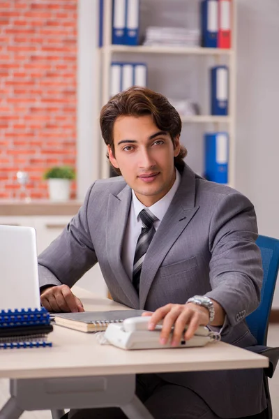 Jonge zakenman werkt in het kantoor — Stockfoto