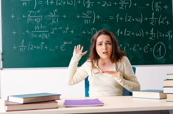 Jovem professora de matemática feminina na frente do quadro — Fotografia de Stock