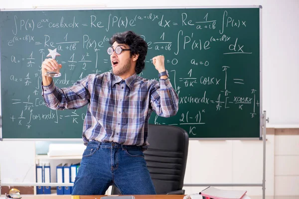 Profesor de matemáticas masculino divertido en el aula —  Fotos de Stock