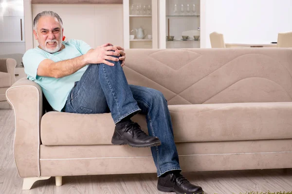 Beyaz sakallı yaşlı adam evde acı