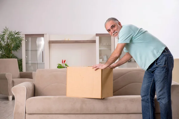 Weißer bärtiger alter Mann leidet zu Hause — Stockfoto