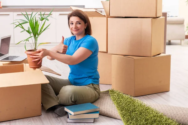 Frau mittleren Alters zieht in neue Wohnung — Stockfoto