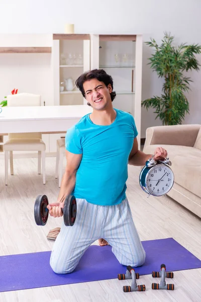 Yakışıklı delikanlı sabah egzersizleri yapıyor