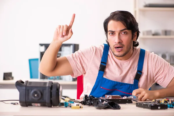 Giovane appaltatore maschio riparazione computer — Foto Stock