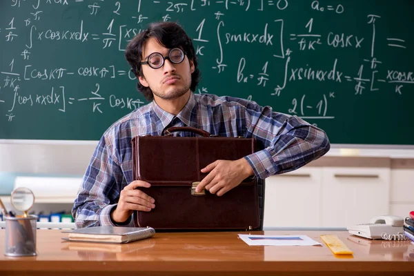 Lustige männliche Mathelehrer im Klassenzimmer — Stockfoto