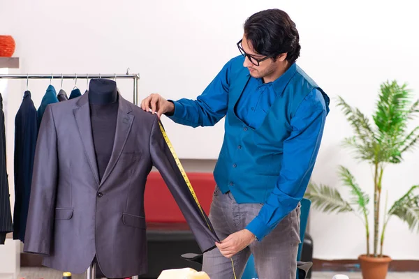 Atölyede çalışan genç bir terzi.