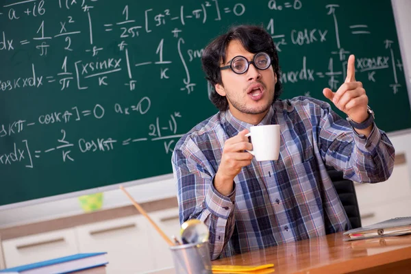 Engraçado professor de matemática masculino na sala de aula — Fotografia de Stock