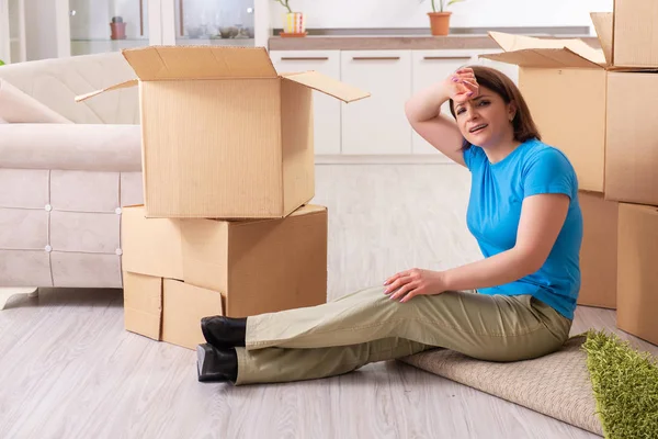 Frau mittleren Alters zieht in neue Wohnung — Stockfoto