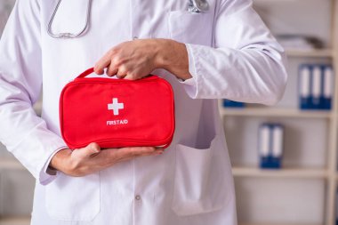 İlk yardım çantası ile erkek doktor