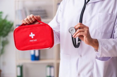 İlk yardım çantası ile erkek doktor