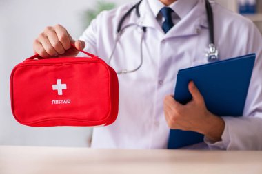 İlk yardım çantası ile erkek doktor