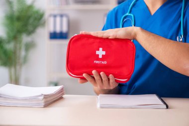 İlk yardım çantası ile erkek doktor