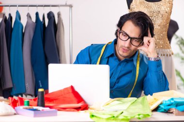 Atölyede çalışan genç bir terzi.