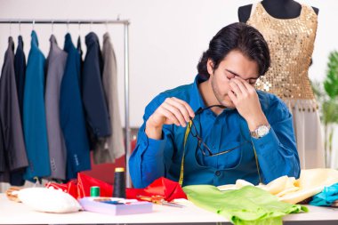 Atölyede çalışan genç bir terzi.