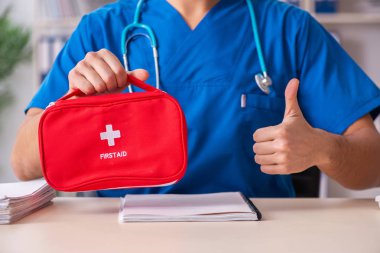 İlk yardım çantası ile erkek doktor
