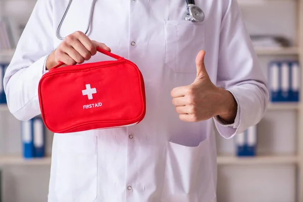 Male doctor with first aid bag — Stock Photo, Image