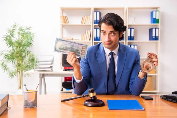 Junge hübsche Richterin sitzt im Gerichtssaal — Stockfoto