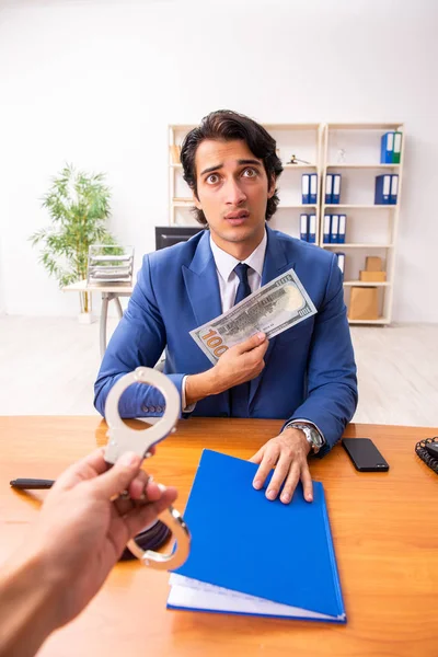 Juez guapo joven sentado en la sala del tribunal — Foto de Stock