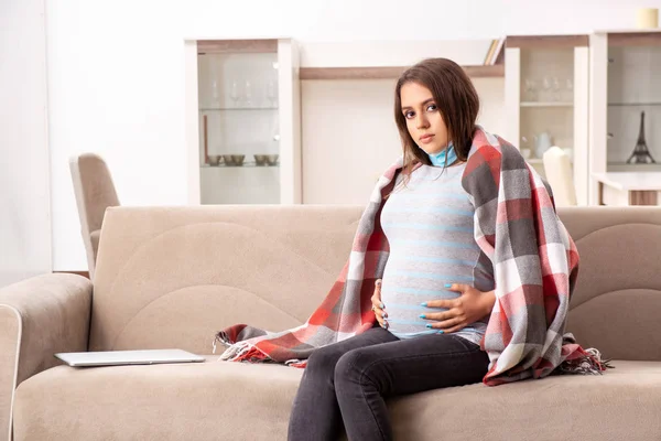 집에서 고통당하는 병든 임신 한 여자 — 스톡 사진