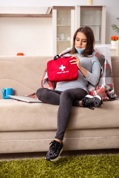 Malata donna incinta che soffre a casa — Foto Stock