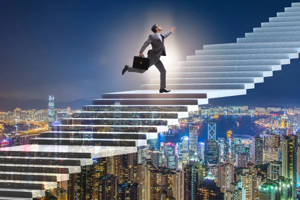 Бизнесмен поднимается по карьерной лестнице над городом — стоковое фото