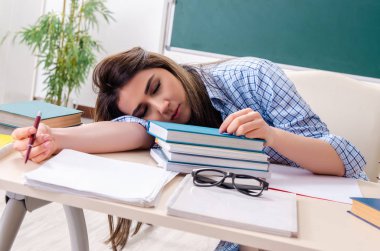 Kara tahta önünde kız öğrenci 