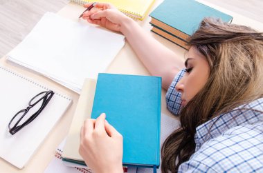 Kara tahta önünde kız öğrenci 