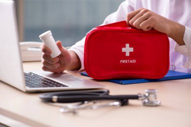 Teletıp konseptinde genç bir doktor. 