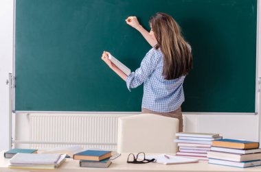 Kara tahta önünde kız öğrenci 