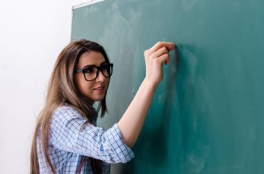 Kara tahta önünde kız öğrenci 