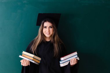 Yeşil kurulu önünde kadın yüksek lisans öğrencisi 