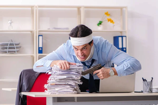 Young injured male employee working in the office — Stock Photo, Image
