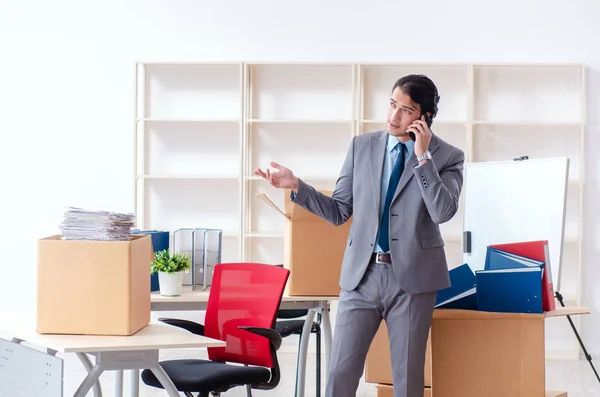 Junger Mann mit Kisten im Büro — Stockfoto