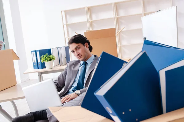 Jeune homme employé avec des boîtes dans le bureau — Photo