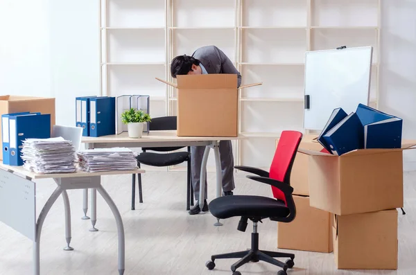 Jeune homme employé avec des boîtes dans le bureau — Photo