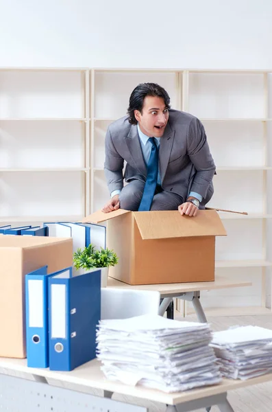 Jeune homme employé avec des boîtes dans le bureau — Photo