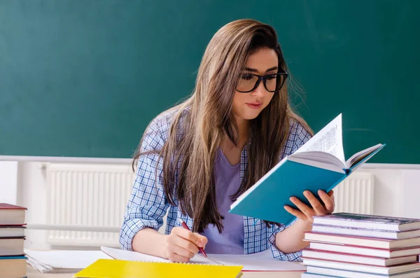 Female student in front of chalkboard — Stock Photo, Image