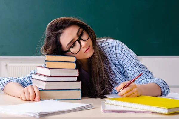 Estudante feminina na frente do quadro — Fotografia de Stock