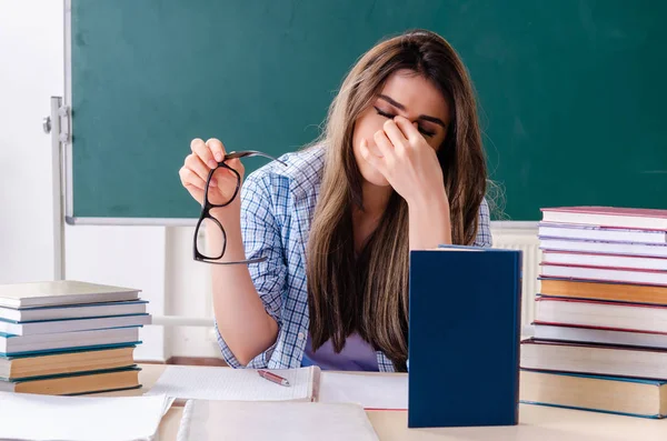 Estudante feminina na frente do quadro — Fotografia de Stock