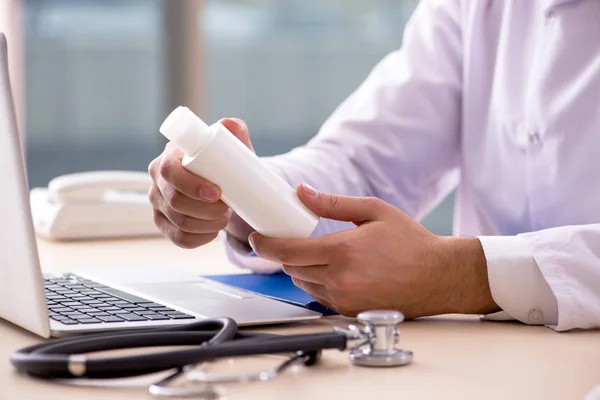 Joven doctor en concepto de telemedicina —  Fotos de Stock