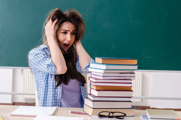 Female student in front of chalkboard — Stock Photo, Image