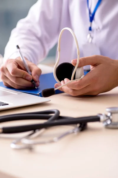 Joven doctor en concepto de telemedicina — Foto de Stock