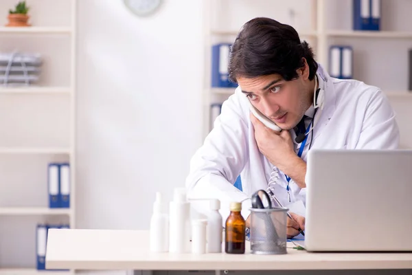 Joven doctor en concepto de telemedicina —  Fotos de Stock