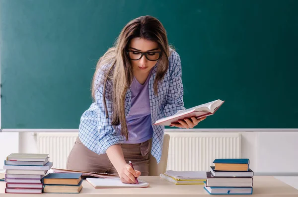 Estudante feminina na frente do quadro — Fotografia de Stock