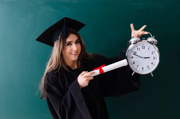 Studente laureata di fronte a bordo verde — Foto Stock