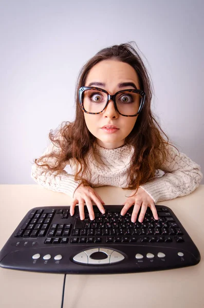 Lustiges Nerd-Mädchen arbeitet am Computer — Stockfoto