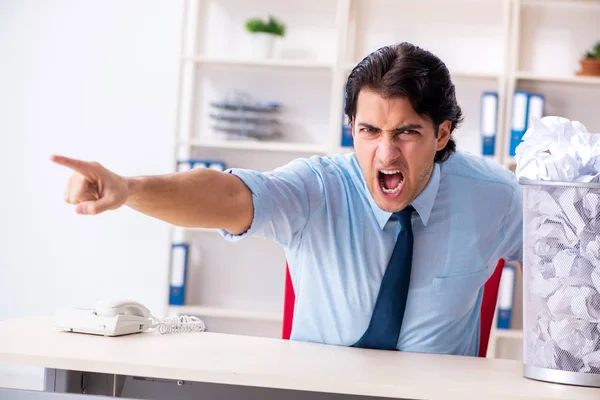 Geschäftsmann lehnt neue Ideen mit vielen Papieren ab — Stockfoto