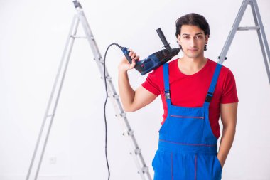 İçeride çalışan yakışıklı bir müteahhit. 